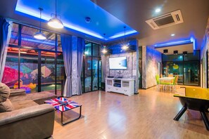 Five Bedrooms - Private Pool Villa | Area keluarga | Televisi layar datar 24-inci dengan saluran TV satelit dan TV