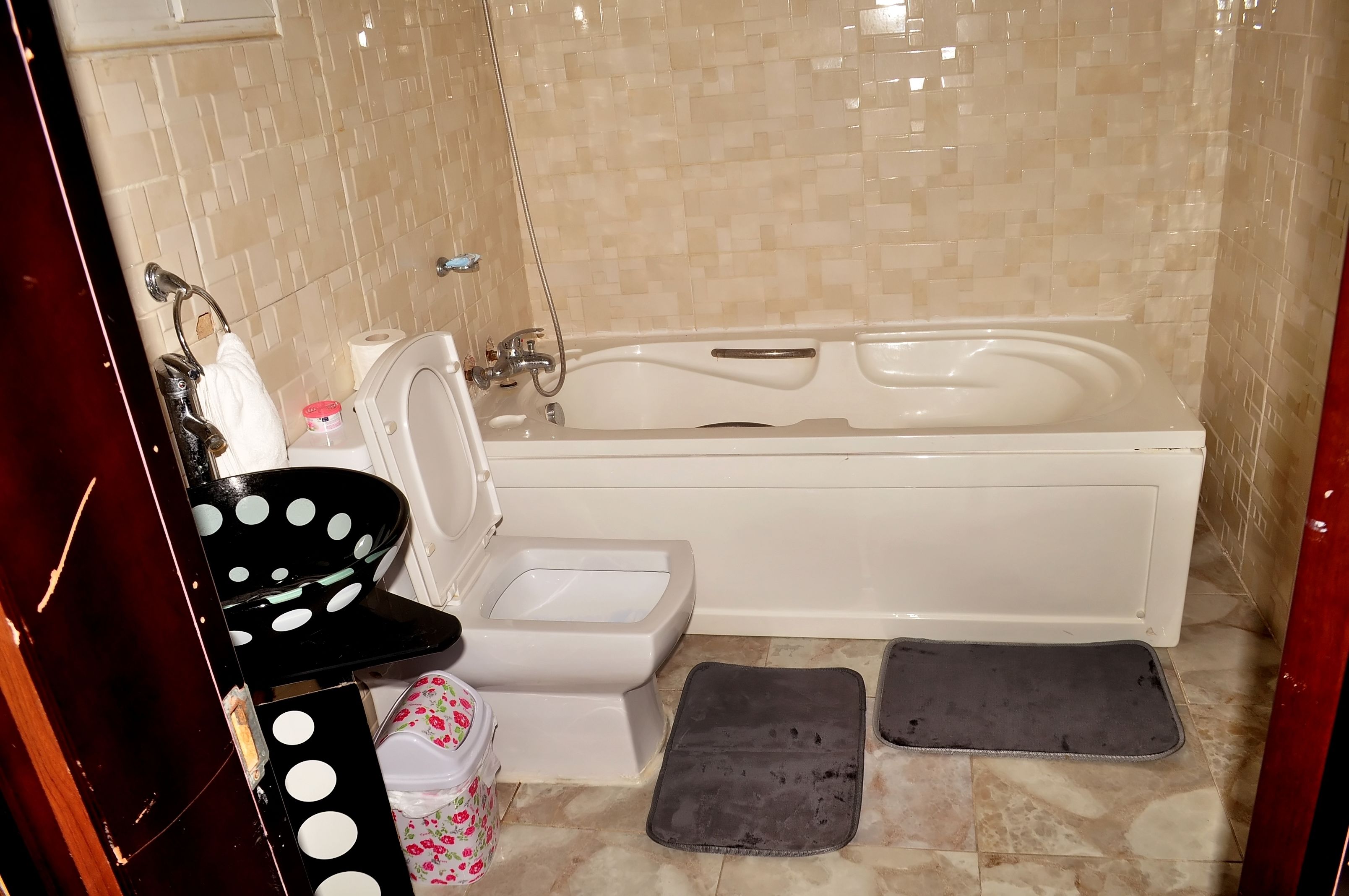 Un bagno con una vasca, un water e un lavandino.