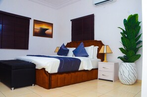 Camera Superior | Una scrivania, lenzuola