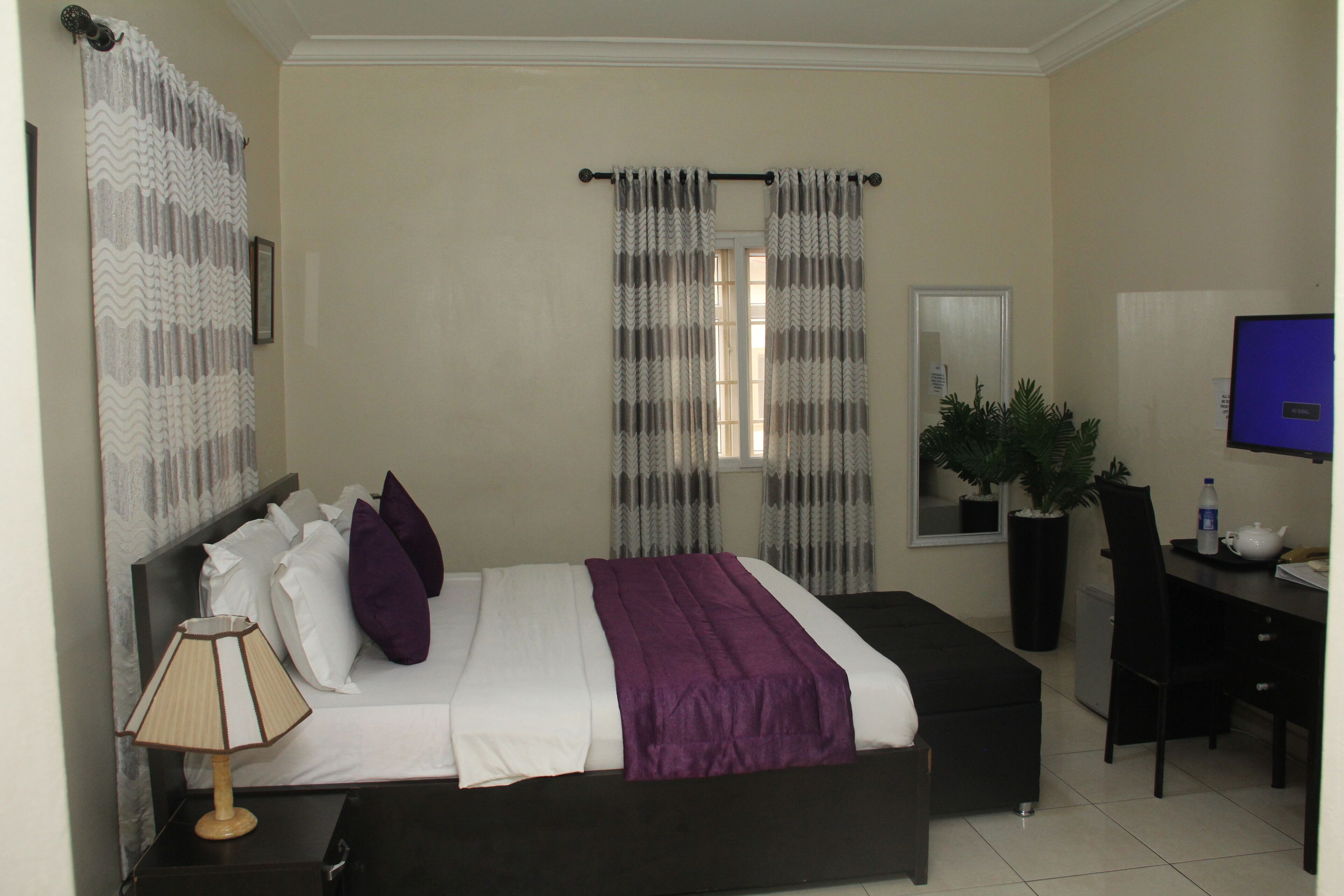 Camera Superior | Una scrivania, lenzuola