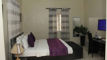 Camera Superior | Una scrivania, lenzuola