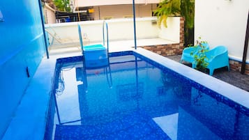 Piscina all'aperto, lettini