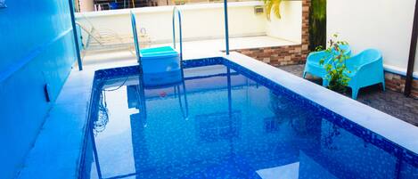 Piscine extérieure, chaises longues