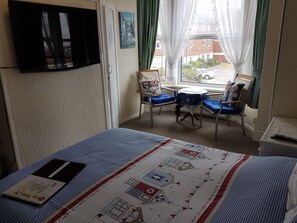 Escritorio, cortinas opacas, tabla de planchar con plancha y wifi gratis