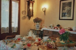 Desayuno con opciones de la cocina local incluido todos los días