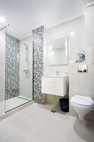 Ducha, artículos de tocador gratuitos, secador de pelo, pantuflas
