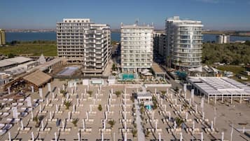 Nær stranden og hvit sand