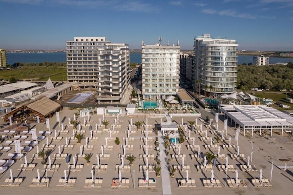 Nær stranden og hvit sand