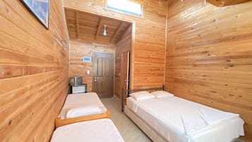 Deluxe vierpersoonskamer, uitzicht op tuin | Een minibar, beddengoed