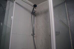 Shower, free toiletries, towels, soap - Villa Rose (Great Yarmouth)