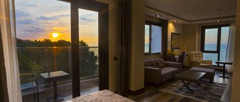 Appartement Familial, 3 chambres, vue mer | Minibar, coffres-forts dans les chambres, bureau, rideaux occultants