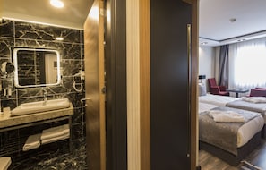 Quarto casal ou duplo standard | Banheiro | Chuveiro, produtos de toalete grátis, secador de cabelo, chinelos