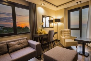 Chambre Deluxe, 1 lit double et 1 canapé-lit | Salle de séjour