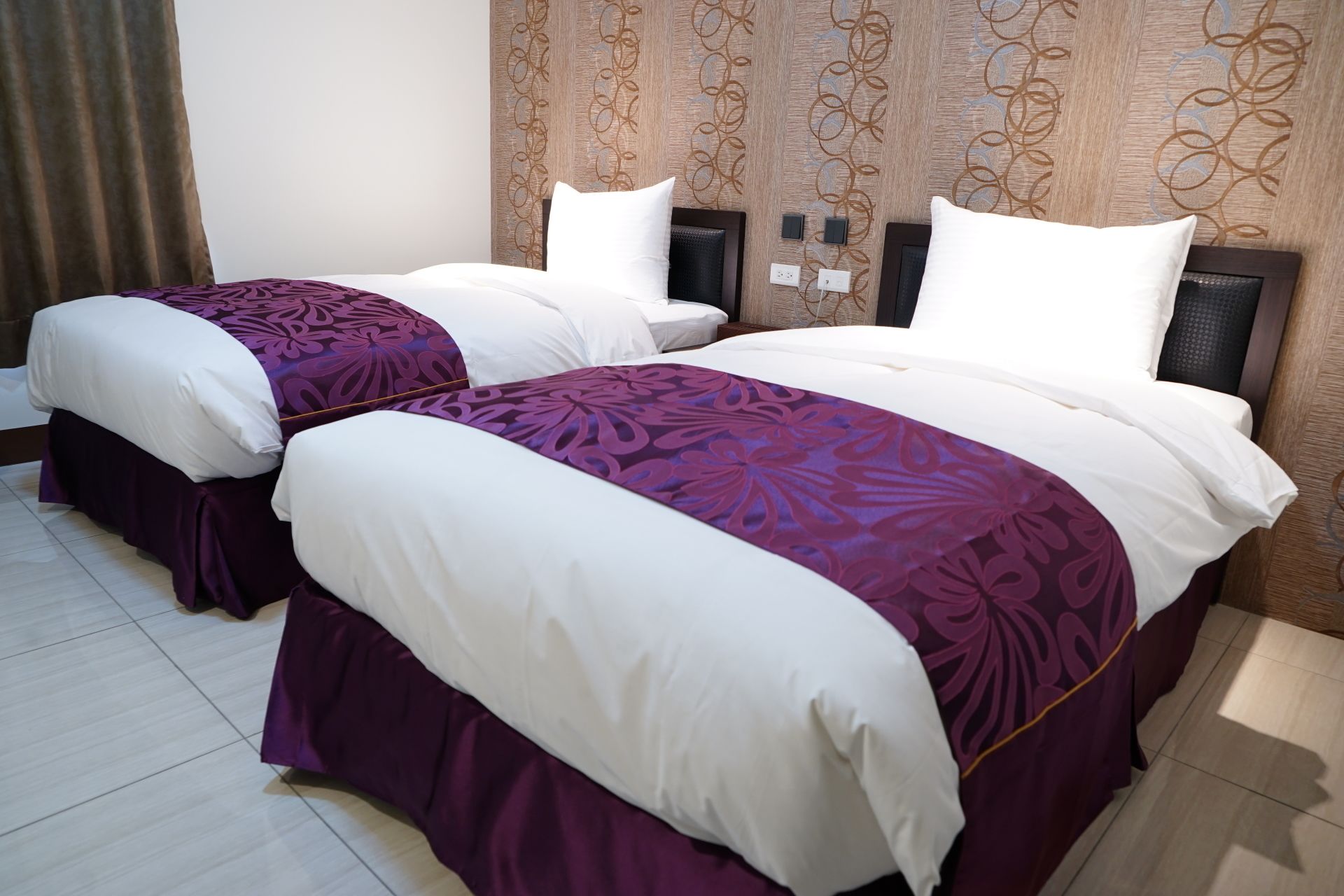 business twin room | desk, blackout curtains, free wifi, bed sheets