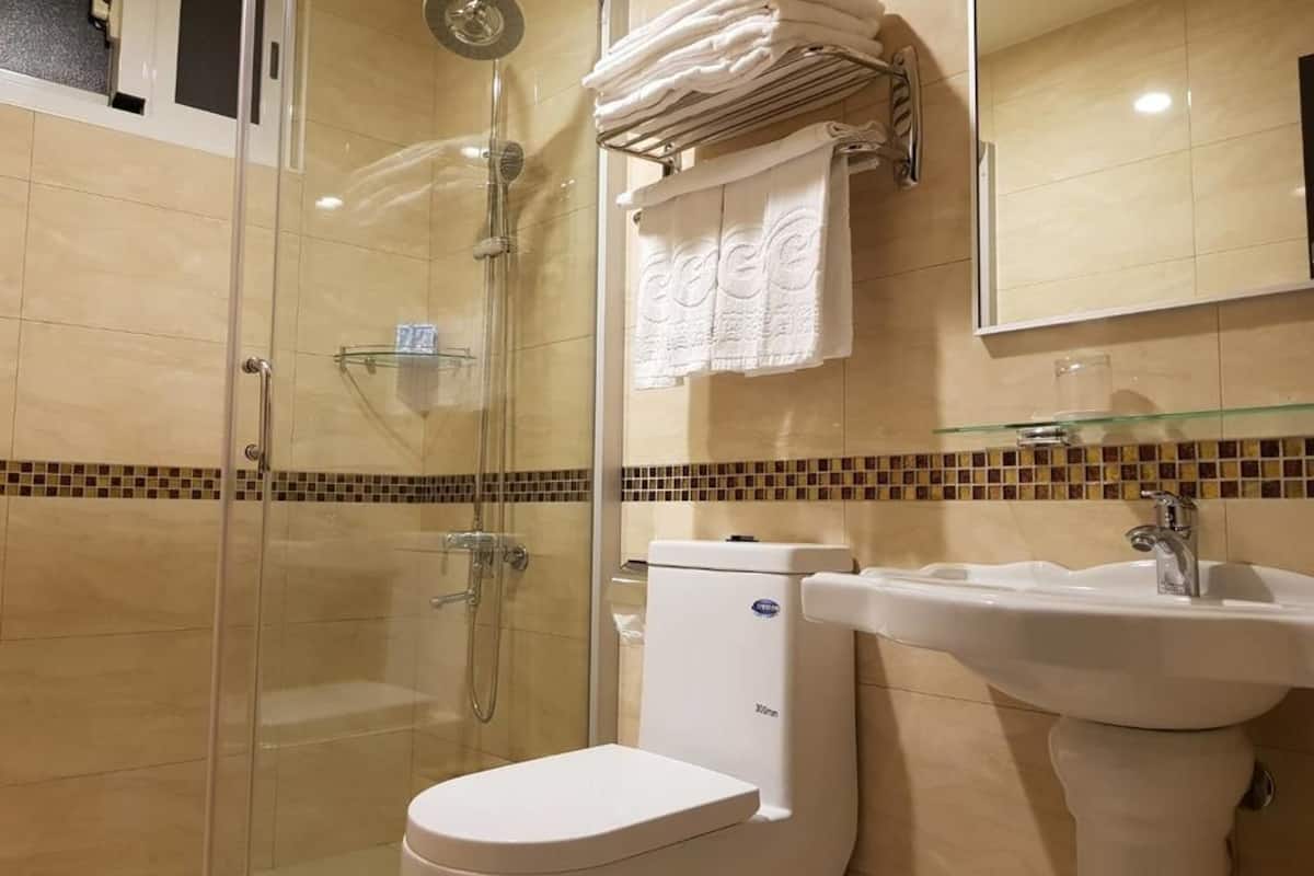 quadruple room | bathroom | shower, rainfall showerhead, free toiletries, hair dryer