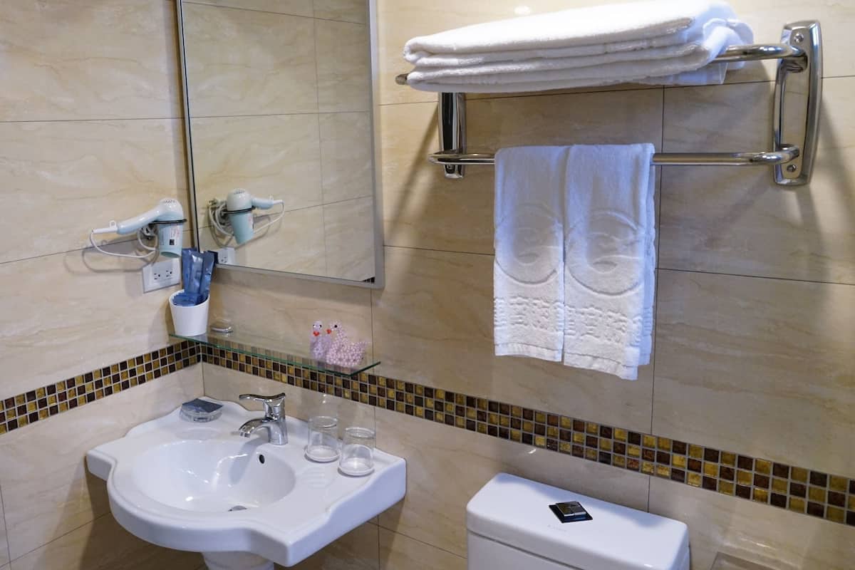 shower, rainfall showerhead, free toiletries, hair dryer