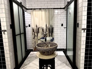 Basic Shared Dormitory | Bathroom | Shower, free toiletries, towels - Four Sisters Hostel (Bangkok)