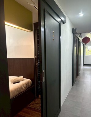 家庭四人房, 非吸煙房, 無窗戶 | 免費無線上網、床單