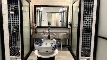 Asrama Umum Basic | Kamar mandi | Shower, perlengkapan mandi gratis, dan handuk