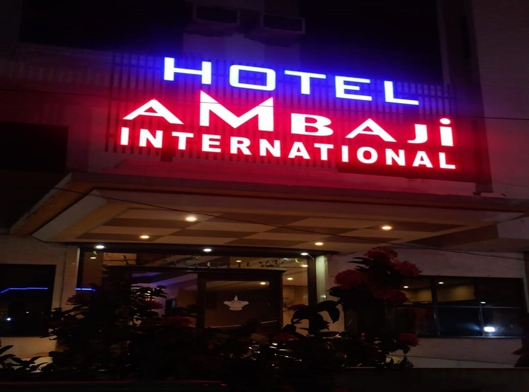 Ein Hotelschild mit dem Schriftzug 'AMBALI INTERNATIONAL' in großen Buchstaben.