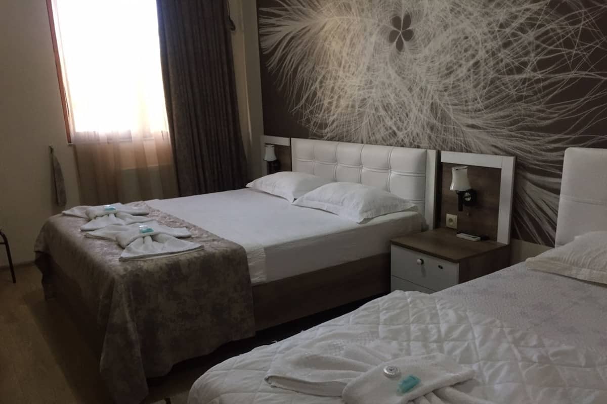 Biancheria da letto di alta qualità, una scrivania, insonorizzazione