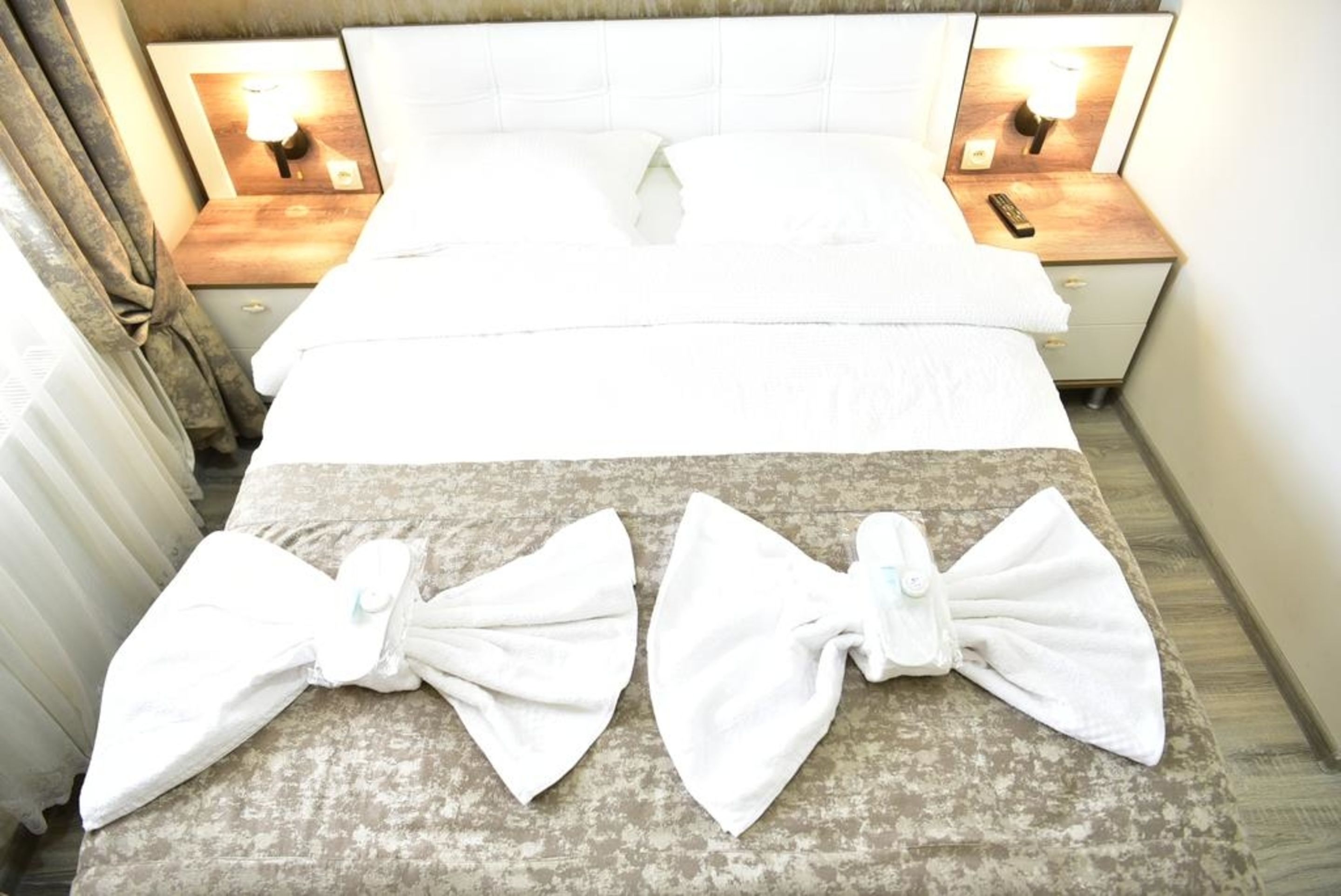 标准双人房 | 高档床上用品、办公桌、隔音、熨斗/熨衣板