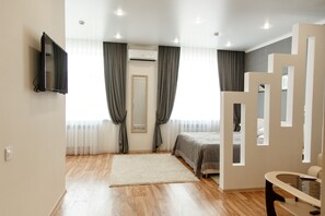 Ylelliset vuodevaatteet, tallelokero huoneessa, työpöytä