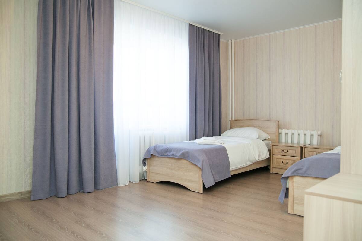 Habitación doble, baño compartido | Ropa de cama de alta calidad y tabla de planchar con plancha