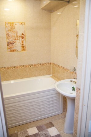 Habitación doble, baño compartido | Baño | Regadera, amenidades de baño gratuitas, toallas 