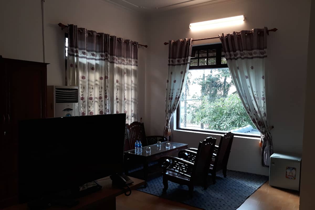 Deluxe suite, 2 queensize bedden, privébadkamer, uitzicht op rivier | Woonruimte | Een flatscreentelevisie