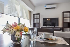 アパートメント 2 ベッドルーム | リビング エリア | 40 インチのスマートテレビ (ケーブル放送視聴可)、テレビ