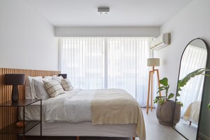 Cubrecamas y caja de seguridad en la habitación 