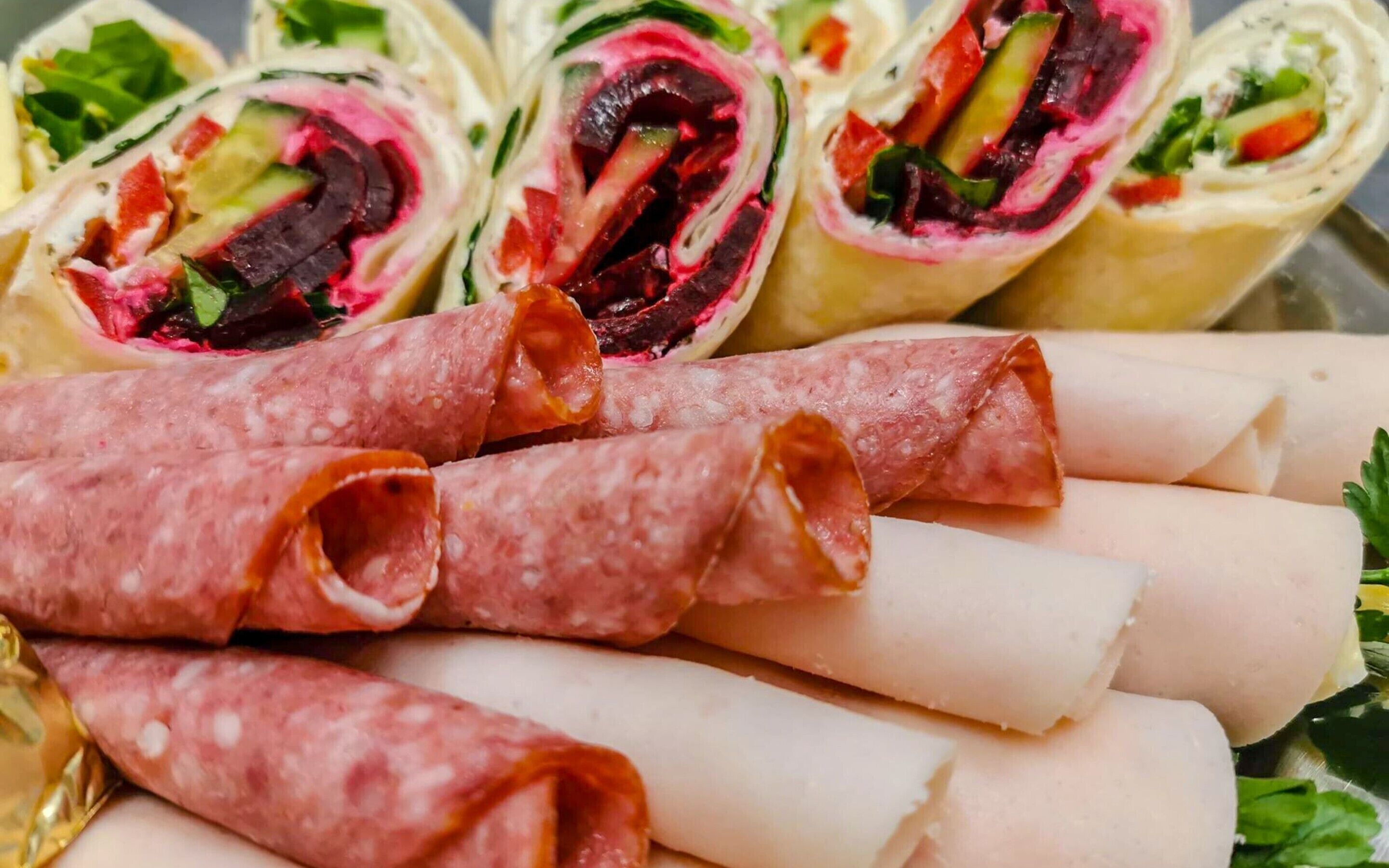 Diversos alimentos, como rollitos y carnes en porciones.