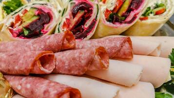 Diversos alimentos, como rollitos y carnes en porciones.