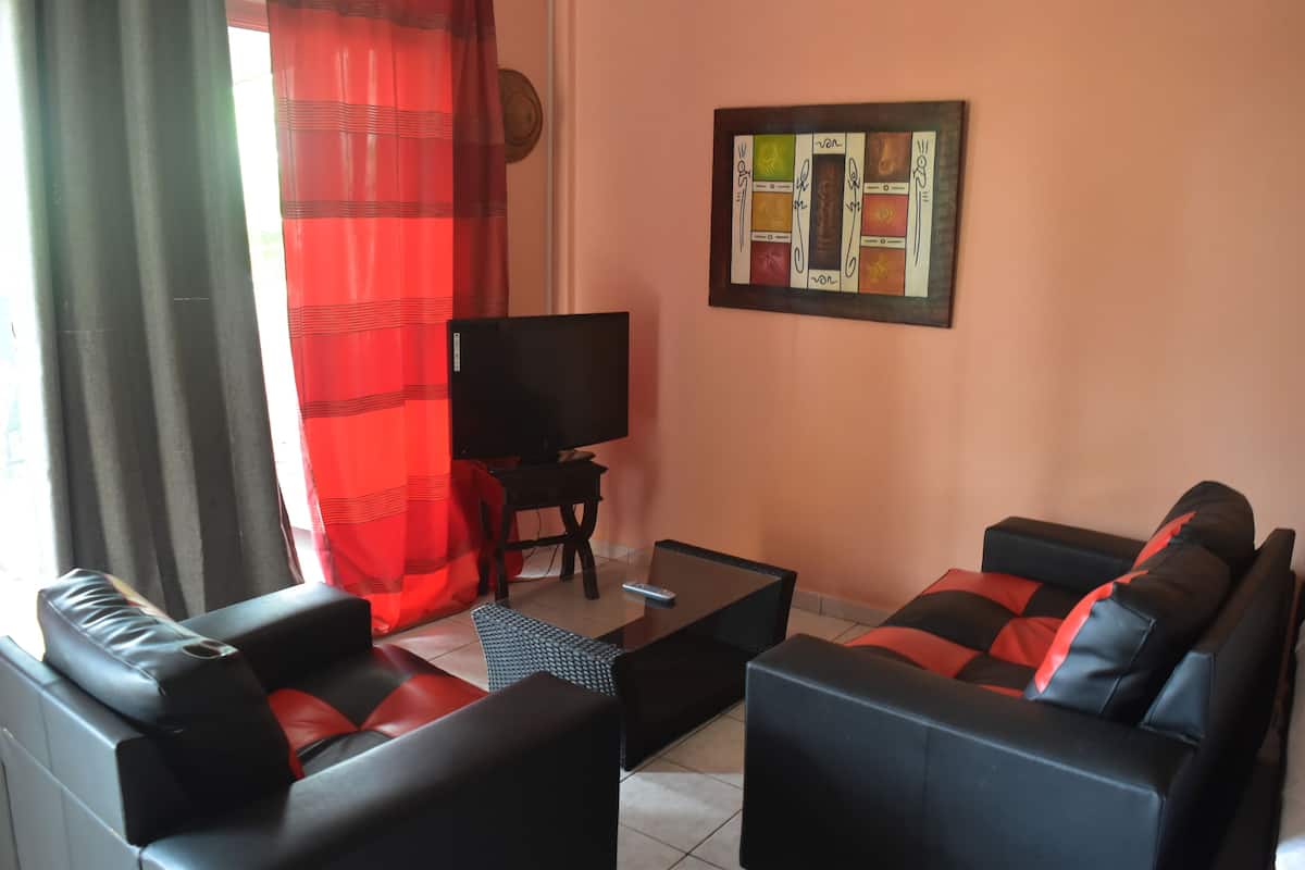 Estudio, varias camas | Tabla de planchar con plancha, wifi gratis, ropa de cama