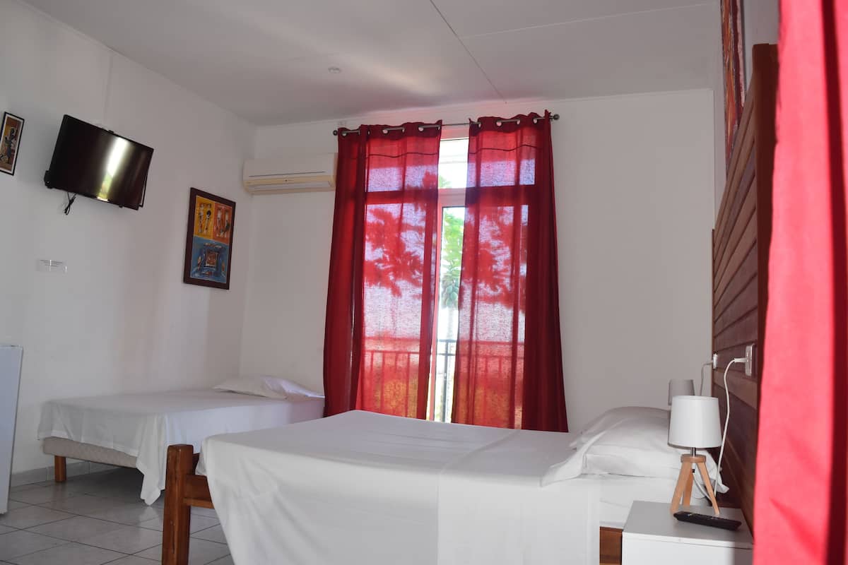 Habitación doble, 1 cama doble | Tabla de planchar con plancha, wifi gratis, ropa de cama
