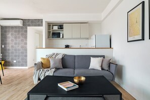 Apartamento Confort, 2 habitaciones | Zona de estar | Televisión LED de 40 pulgadas con canales por cable, una televisión