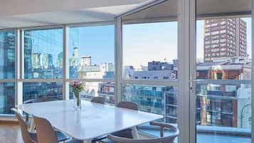 Apartment, 2 Bedrooms | Dining room