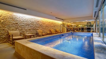Una piscina al aire libre de temporada, sombrillas