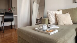 Căn hộ, 1 giường cỡ queen và sofa giường | Khu phòng khách | TV màn hình phẳng 40-inch có truyền hình cáp, TV 
