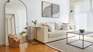 Căn hộ, 1 giường cỡ queen và sofa giường | Khu phòng khách | TV màn hình phẳng 40-inch có truyền hình cáp, TV 