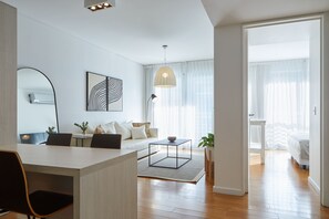 Appartamento, 1 letto queen con divano letto | Area soggiorno | TV a schermo piatto 40 pollici con canali via cavo, TV