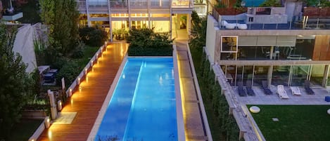 Piscine extérieure (ouverte en saison), parasols de plage