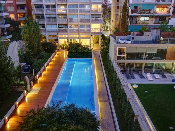 Piscine extérieure (ouverte en saison), parasols de plage