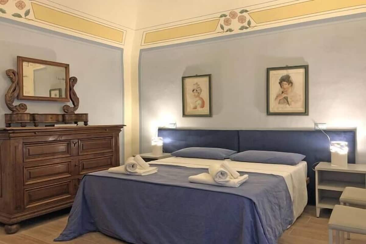 Suite Castello - Albergo Diffuso Volterra | Desk, laptop workspace, WiFi (free), bed sheets