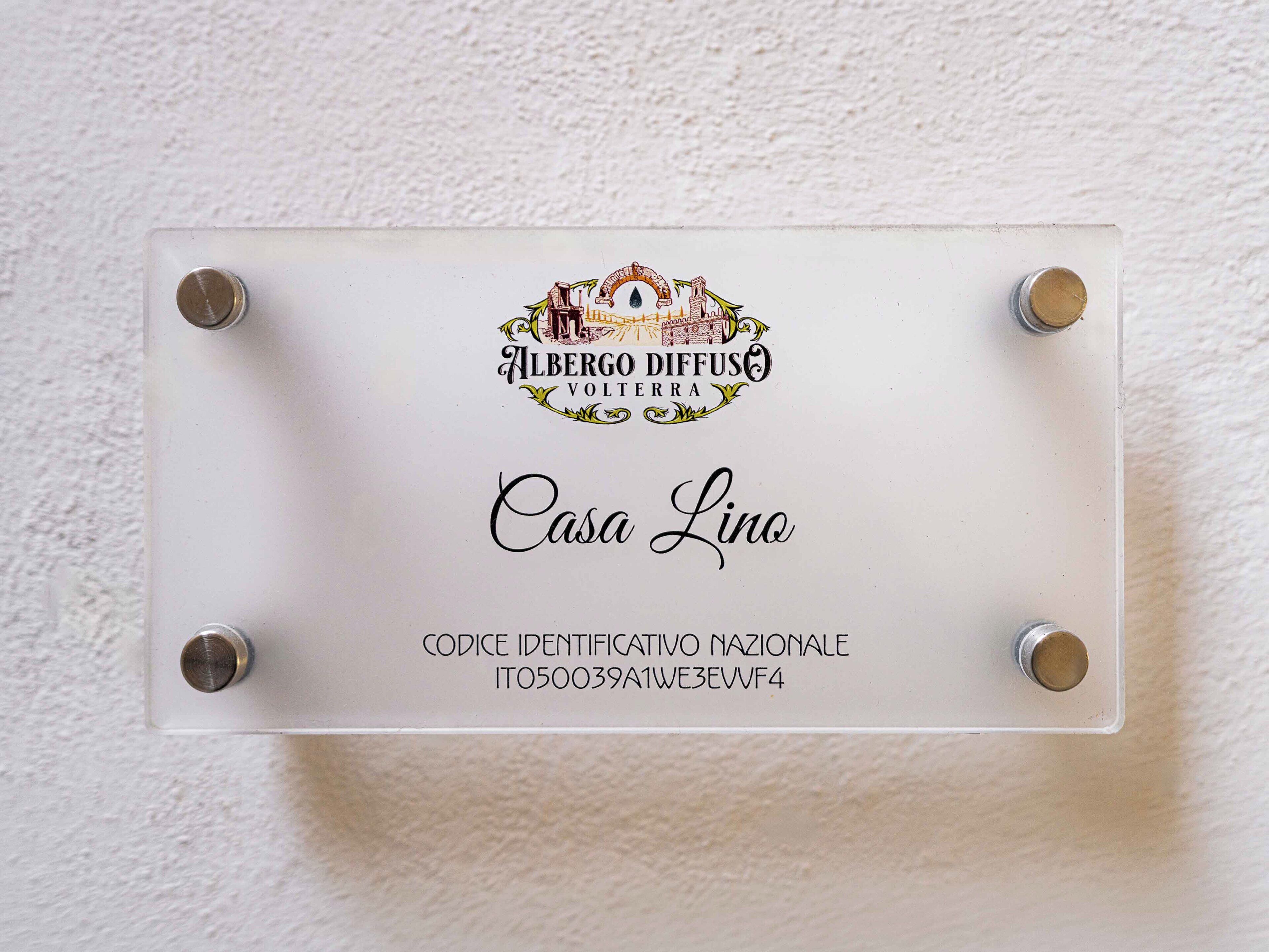 A clear label with 'Casa Lino' and a logo, including a building illustration and text.