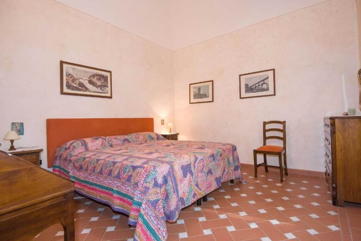 Casa Giuseppina - Albergo Diffuso Volterra | Desk, laptop workspace, WiFi (free), bed sheets