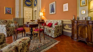 Suite Palazzo - Albergo Diffuso Volterra | Living area - AlbergoDiffusoVolterra (Volterra)
