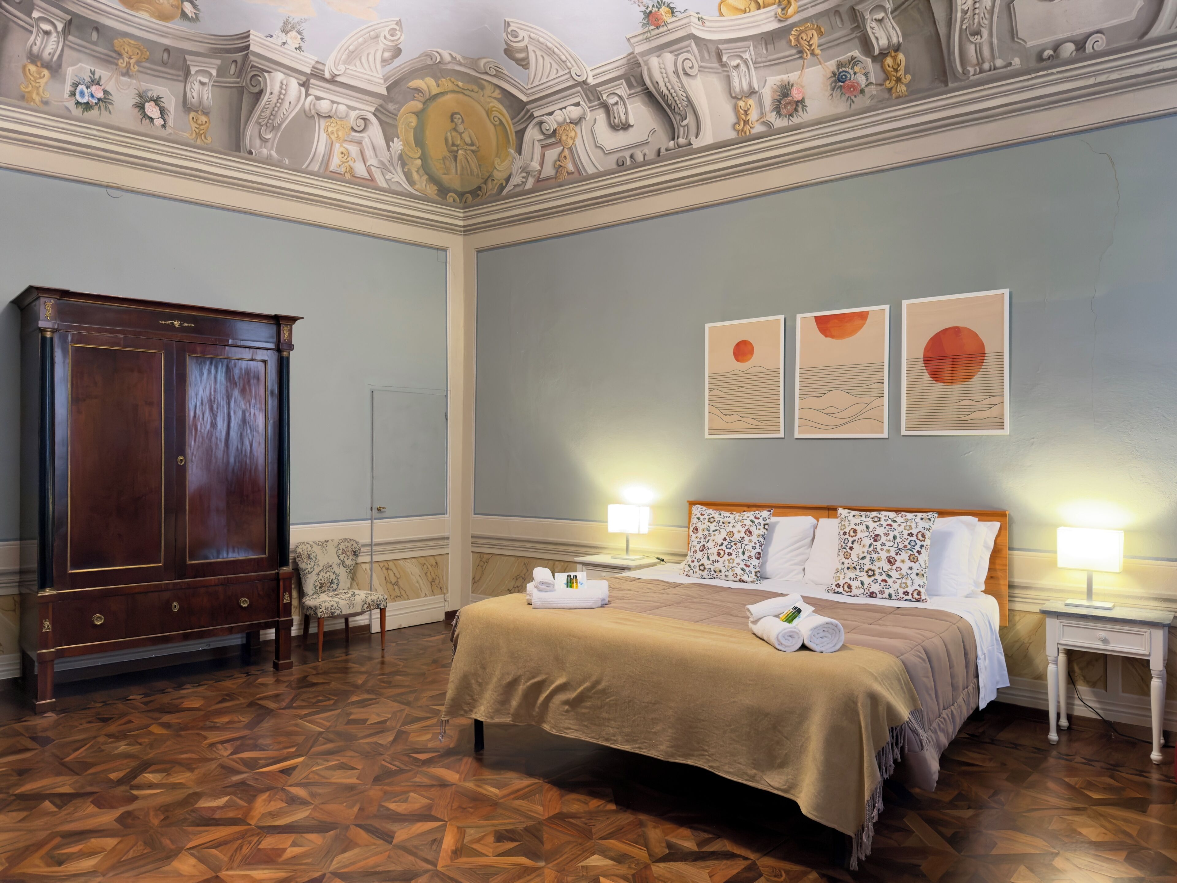 واي فاي مجانًا وملاءات أسرّة