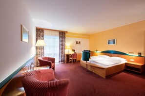 In-room safe, desk, laptop workspace, blackout drapes - PARKHOTEL zur KLAUSE (Bad Hall)